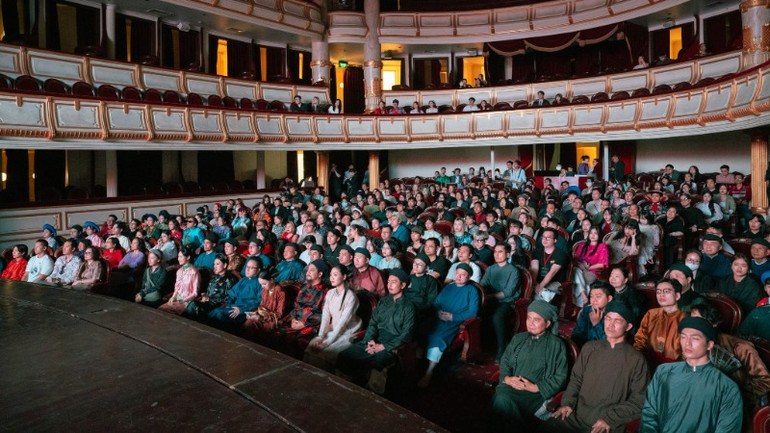 Các khách mời chọn cổ phục Việt nhằm tôn vinh bản sắc dân tộc.