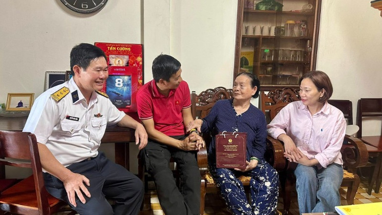 Chu đáo thăm hỏi mẹ Liệt sĩ Gạc Ma.