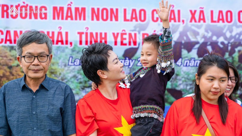 Nhà giáo Văn Thùy Dương (thứ hai từ trái sang) trong niềm vui khánh thành điểm trường.