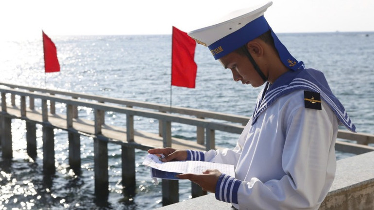 Thư là món quà tinh thần động viên mỗi người lính. Thư là món quà tinh thần động viên mỗi người lính.