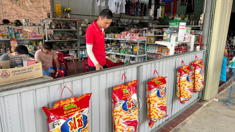 Du khách mua sắm tại cửa hàng biên giới.