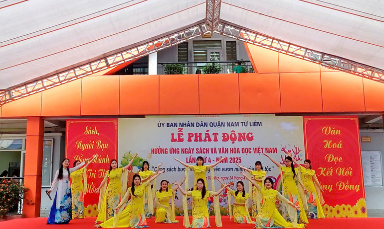 "Hà Nội mười hai mùa hoa", tiết mục văn nghệ đặc sắc của các cô giáo Trường tiểu học Phú Đô. "Hà Nội mười hai mùa hoa", tiết mục văn nghệ đặc sắc của các cô giáo Trường tiểu học Phú Đô.