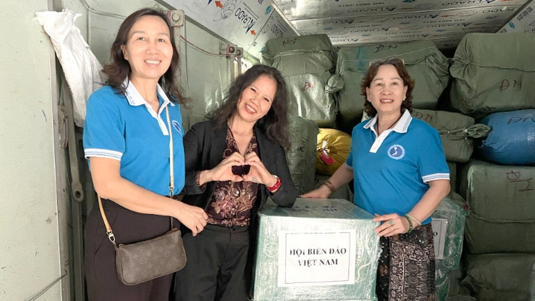 Các thành viên nữ của Hội Biển đảo Việt Nam tham gia đóng gói hàng quà.