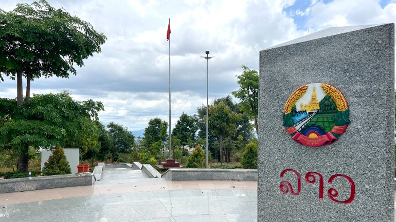 Quốc huy của nước Lào trên cột mốc biên giới.