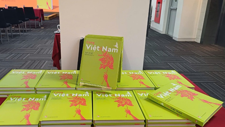 Tập thơ "Cùng Việt Nam" do Angeline Gatell tuyển chọn, Nguyễn Thị Kim Dung biên dịch.