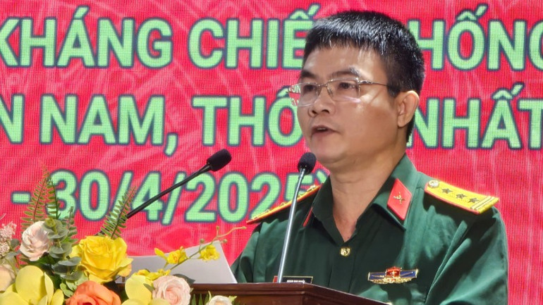 Thượng tá, Tiến sĩ Phạm Duy Nghĩa trình bày báo cáo đề dẫn.