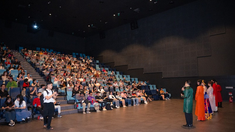 Buổi công chiếu ra mắt phim nhận được sự quan tâm của đông đảo công chúng. Buổi công chiếu ra mắt phim nhận được sự quan tâm của đông đảo công chúng.