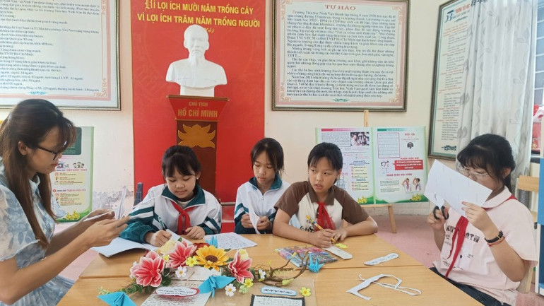 Các em học sinh rất thích viết và trang trí thư, thiếp gửi các chú bộ đội. Các em học sinh rất thích viết và trang trí thư, thiếp gửi các chú bộ đội.