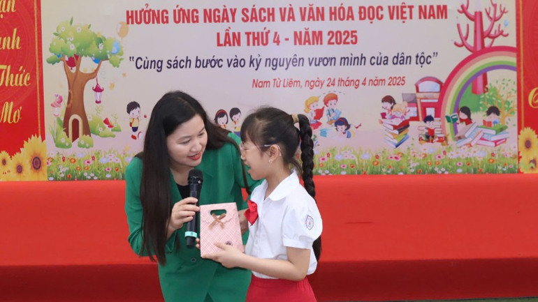 Các phần quà ý nghĩa được Ban tổ chức chuẩn bị chu đáo để trao cho học sinh. Các phần quà ý nghĩa được Ban tổ chức chuẩn bị chu đáo để trao cho học sinh.