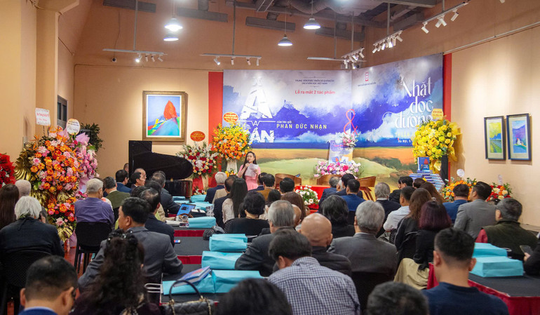 Bài thơ về cha của nhà thơ Thuận Hữu vang lên đầy xúc động. Bài thơ về cha của nhà thơ Thuận Hữu vang lên đầy xúc động.