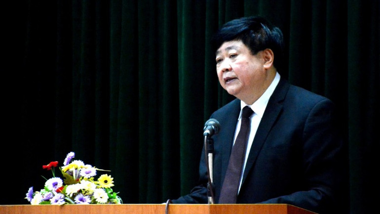 Phó Giáo sư, Tiến sĩ Nguyễn Thế Kỷ, Phó Chủ tịch Hội đồng Lý luận Trung ương trình bày báo cáo đề dẫn.