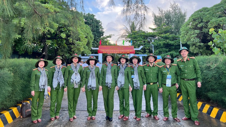 Sắc mầu cảnh phục nơi đảo xa.