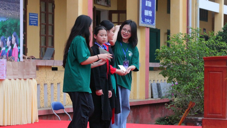 Học sinh giao lưu trực tiếp trên sân khấu.