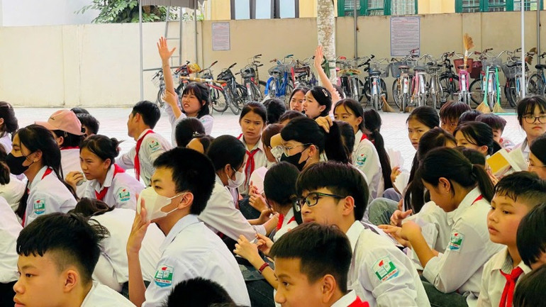 Học sinh trường Trung học cơ sở Nga Trung, huyện Nga Sơn, tỉnh Thanh Hóa sôi nổi tham gia phần giao lưu về văn hóa đọc.