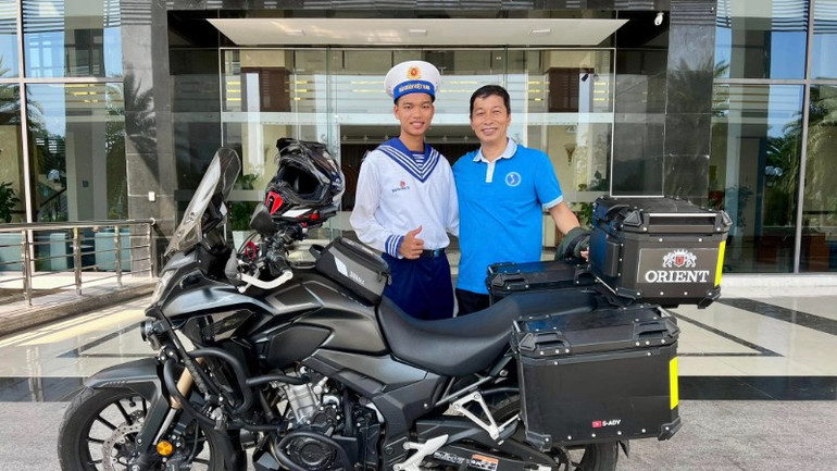 Kỹ sư Trần Vũ Thành (bên phải) bên chiến sĩ Hải quân.