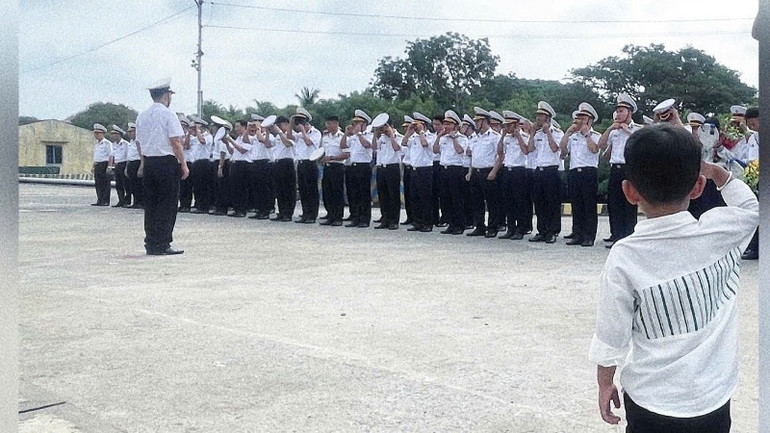 Một hình ảnh đầy kỷ niệm của con trai anh, chị nơi cầu cảng.