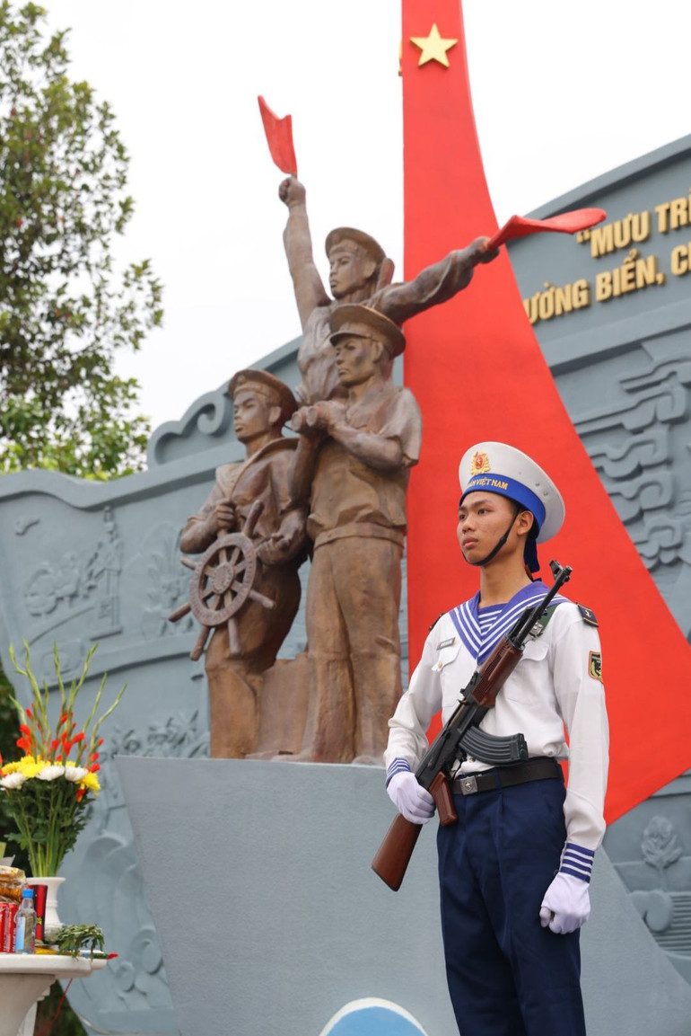 Những người lính hôm nay kiên trung gác biển trời Tổ quốc.