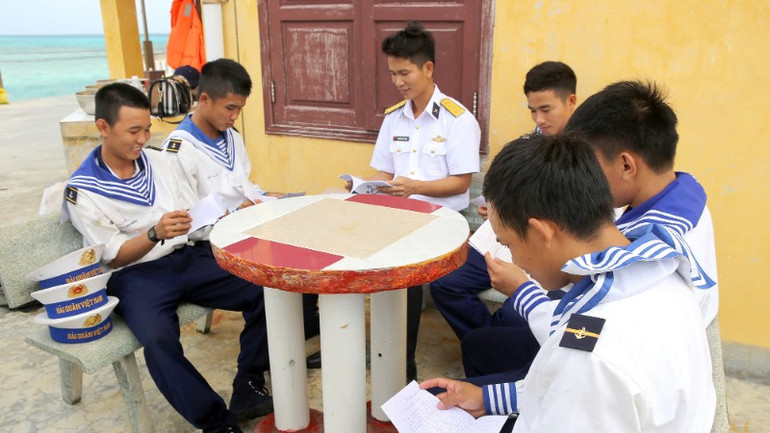 Với bộ đội, đọc thư cũng là một nội dung sinh hoạt. Với bộ đội, đọc thư cũng là một nội dung sinh hoạt.