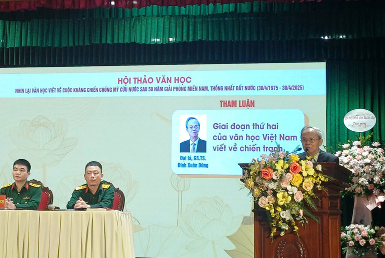 Giáo sư, Tiến sĩ Đinh Xuân Dũng trình bày ý kiến tại hội thảo.