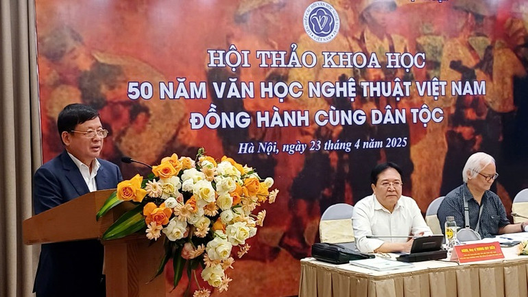 Phó Giáo sư, Tiến sĩ, nhạc sĩ Đỗ Hồng Quân phát biểu tại hội thảo khoa học.
