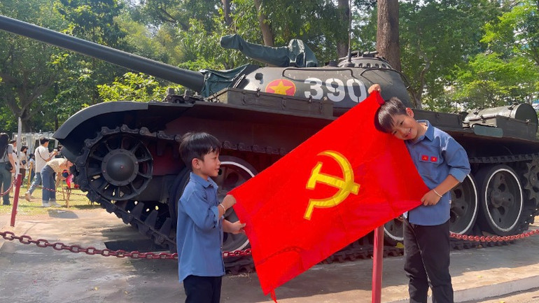 Giáo dục truyền thống yêu nước là điều quan trọng trong gia đình chị Thùy Dương.