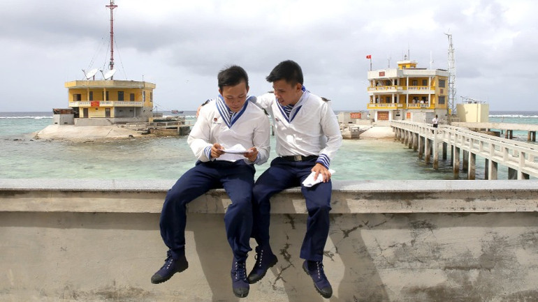 Đọc thư bên thềm sóng... Đọc thư bên thềm sóng...