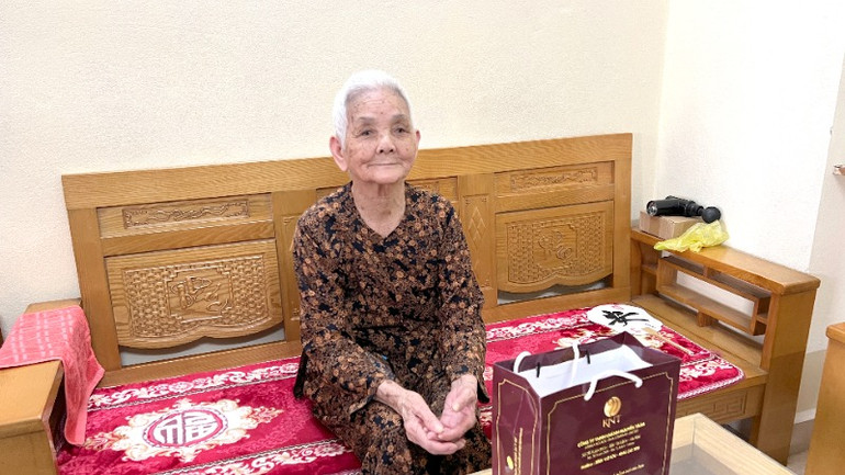 Mẹ Huỳnh Thị Kế, 92 tuổi, thân sinh liệt sĩ Nguyễn Phú Đoàn.