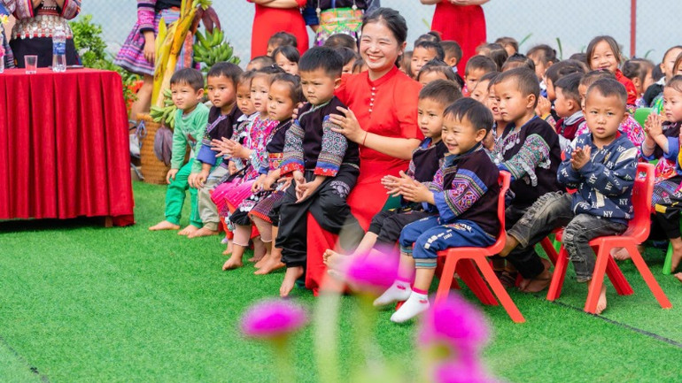 Niềm vui của cô giáo và học sinh vùng cao.