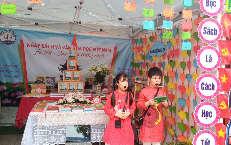 Các em học sinh tự tin thuyết trình song ngữ Việt-Anh trong cuộc thi giới thiệu sách. Các em học sinh tự tin thuyết trình song ngữ Việt-Anh trong cuộc thi giới thiệu sách.