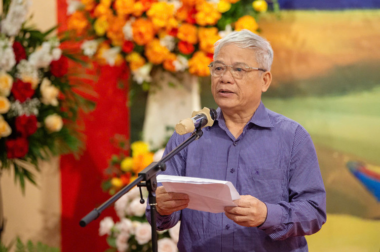 Nhà thơ Nguyễn Sĩ Đại bày tỏ tình cảm, tâm huyết về các tác phẩm. Nhà thơ Nguyễn Sĩ Đại bày tỏ tình cảm, tâm huyết về các tác phẩm.