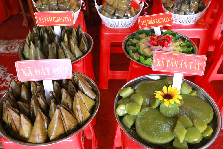 Đặc sản bánh trái địa phương được nhân dân thành kính dâng lên Giỗ Tổ.