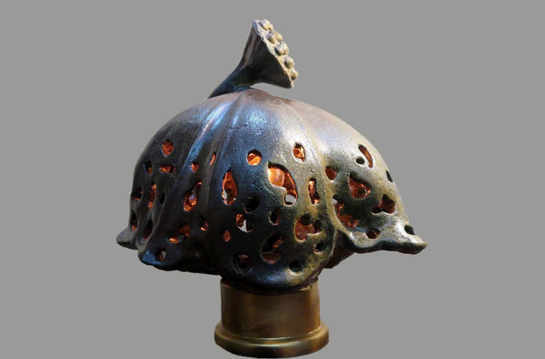 "Đèn lá sen", chất liệu đất nung.