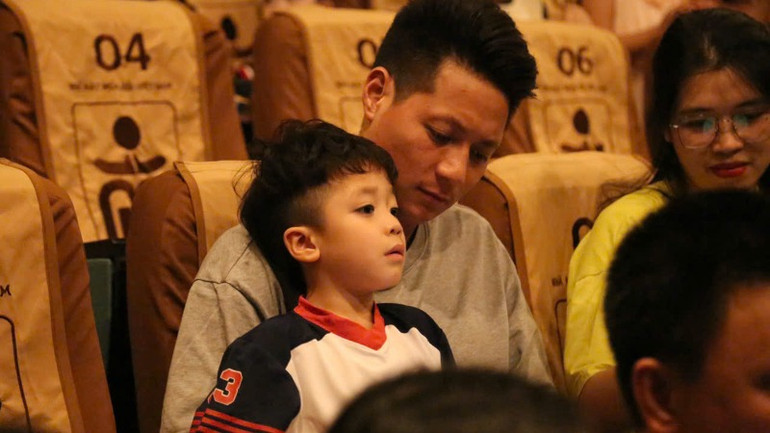 Các khán giả nhí rất chăm chú trước sự lôi cuốn của nghệ thuật rối.