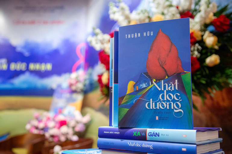 Tập thơ "Nhặt dọc đường" của nhà thơ Thuận Hữu. Tập thơ "Nhặt dọc đường" của nhà thơ Thuận Hữu.