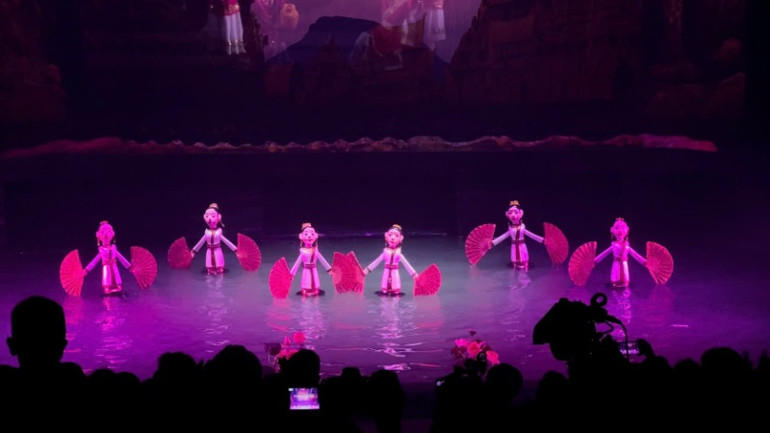 Nội dung vở diễn phô diễn được bản sắc văn hóa vùng miền.