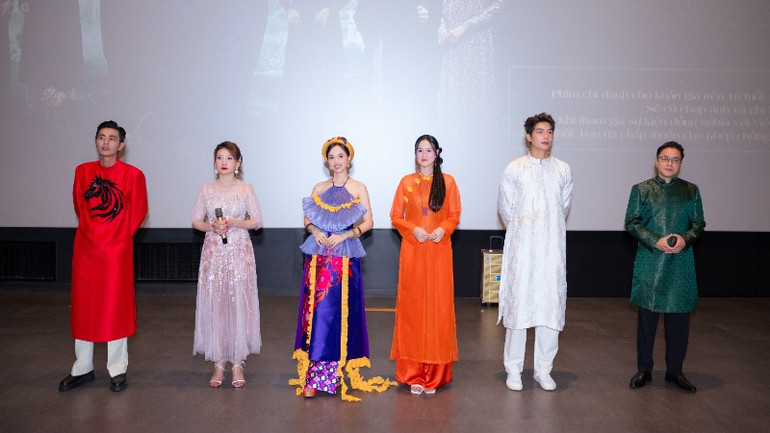 Bộ phim thu hút cả những gương mặt quen thuộc và mới mẻ với điện ảnh. Bộ phim thu hút cả những gương mặt quen thuộc và mới mẻ với điện ảnh.