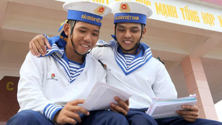 Niềm vui của bộ đội hải quân khi đọc thư của học sinh ở đất liền. Niềm vui của bộ đội hải quân khi đọc thư của học sinh ở đất liền.