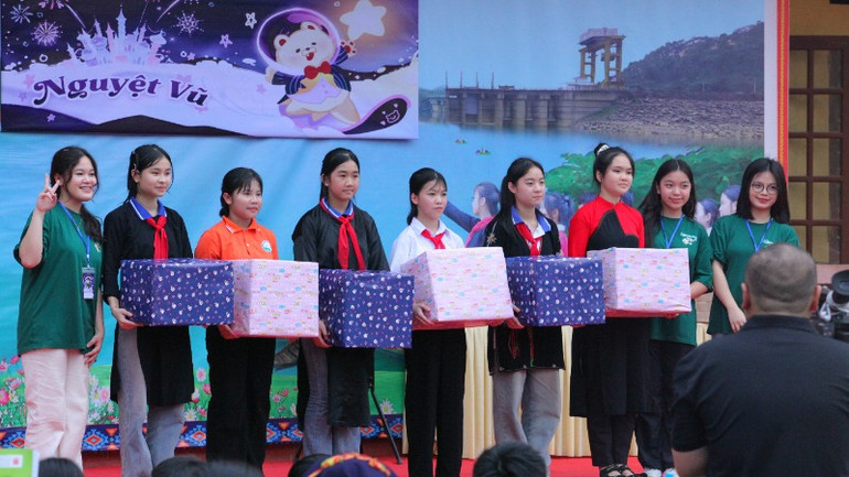 Nhiều phần quà ý nghĩa được trao tặng tới học sinh.