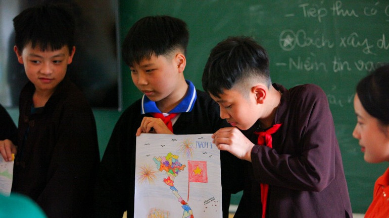 Học sinh vùng cao tự hào về truyền thống dân tộc.