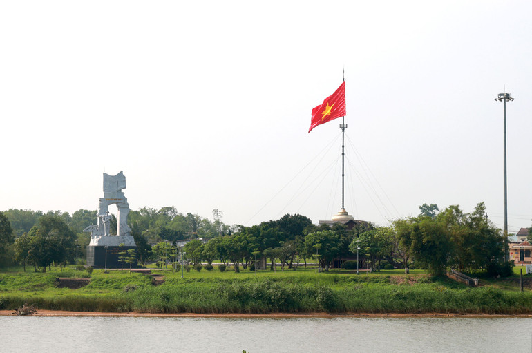 Sông Bến Hải hiền hòa, thơ mộng bên chứng tích chiến tranh. Sông Bến Hải hiền hòa, thơ mộng bên chứng tích chiến tranh.