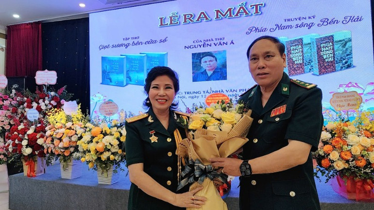 Nhà thơ Nguyễn Văn Á (bên phải).