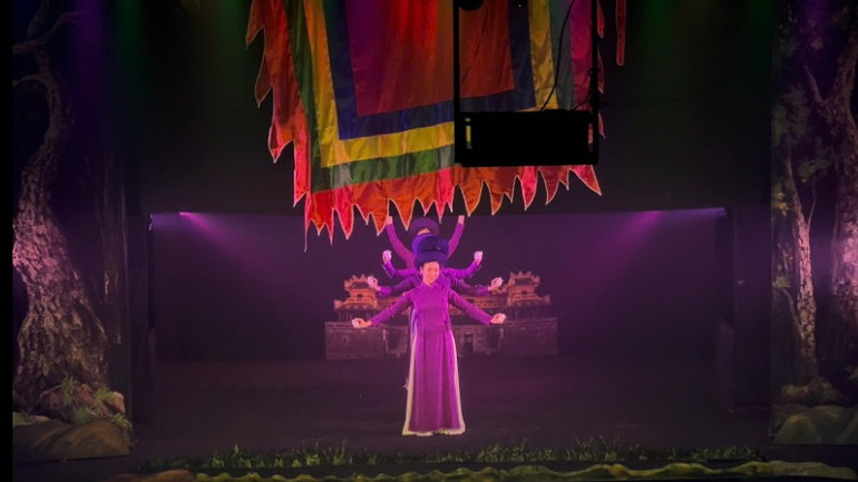 Các tiết mục biểu diễn nghệ thuật đan xen, hòa quyện trong nội dung vở diễn.