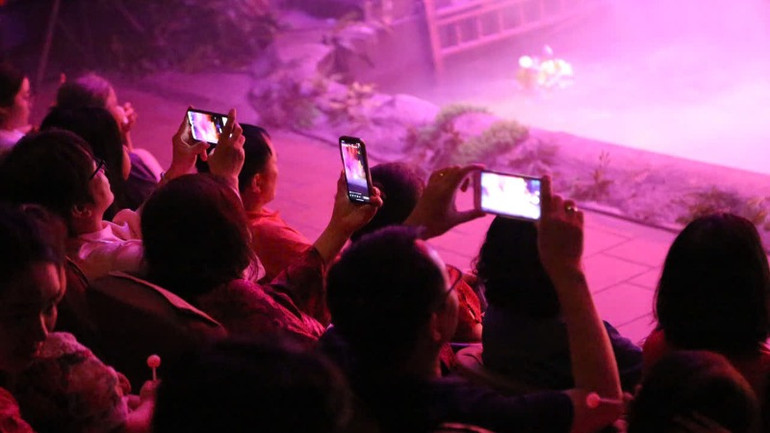 Khán giả hào hứng ghi lại những khoảnh khắc đẹp trên sân khấu.