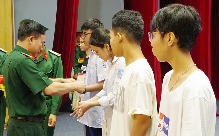 Đại tá Nguyễn Tiến Quang, Chính ủy Bộ Chỉ huy quân sự tỉnh Thái Bình trao quà cho các cháu học sinh có hoàn cảnh khó khăn đạt thành tích cao trong học tập. Đại tá Nguyễn Tiến Quang, Chính ủy Bộ Chỉ huy quân sự tỉnh Thái Bình trao quà cho các cháu học sinh có hoàn cảnh khó khăn đạt thành tích cao trong học tập.