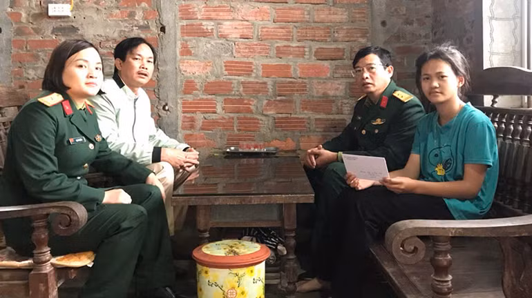 Đại diện Ban Chỉ huy quân sự huyện Vũ Thư tới nhà động viên, trao quà hỗ trợ học sinh có hoàn cảnh khó khăn trên địa bàn.