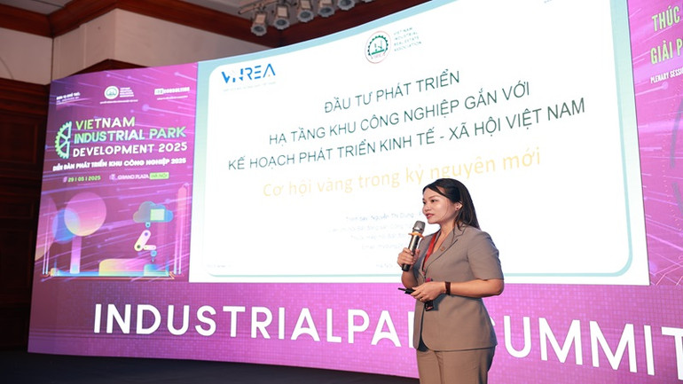 Bà Nguyễn Thi Dung, Phó Chủ tịch Liên chi hội Bất động sản công nghiệp Việt Nam phát biểu tại Diễn đàn. (Ảnh: Thanh Tâm) Bà Nguyễn Thi Dung, Phó Chủ tịch Liên chi hội Bất động sản công nghiệp Việt Nam phát biểu tại Diễn đàn. (Ảnh: Thanh Tâm)
