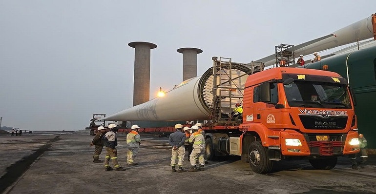 Thiết bị được dỡ xuống cảng chuẩn bị vận chuyển đến công trình.