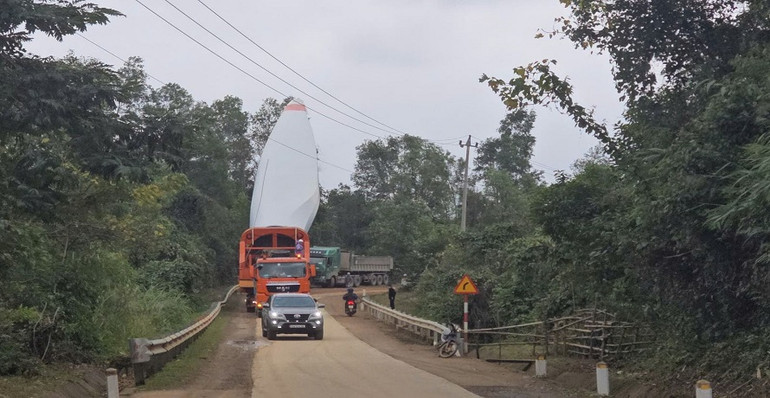 Cánh tuabin điện gió được vận chuyển an toàn qua các cung đường phức tạp.