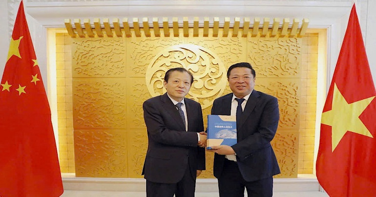 Hai Bộ trưởng trao tặng quà lưu niệm, thể hiện mối quan hệ hợp tác hữu nghị bền chặt. (Ảnh: Vụ Hợp tác quốc tế, Bộ Xây dựng) Hai Bộ trưởng trao tặng quà lưu niệm, thể hiện mối quan hệ hợp tác hữu nghị bền chặt. (Ảnh: Vụ Hợp tác quốc tế, Bộ Xây dựng)