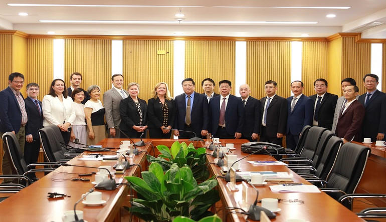 Các đại biểu chụp ảnh lưu niệm tại buổi tiếp và làm việc.